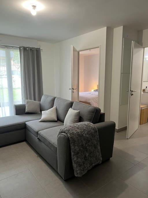 - un salon avec un canapé et une chambre dans l'établissement Appartement neuf T2 Livry-Gargan, à Livry-Gargan