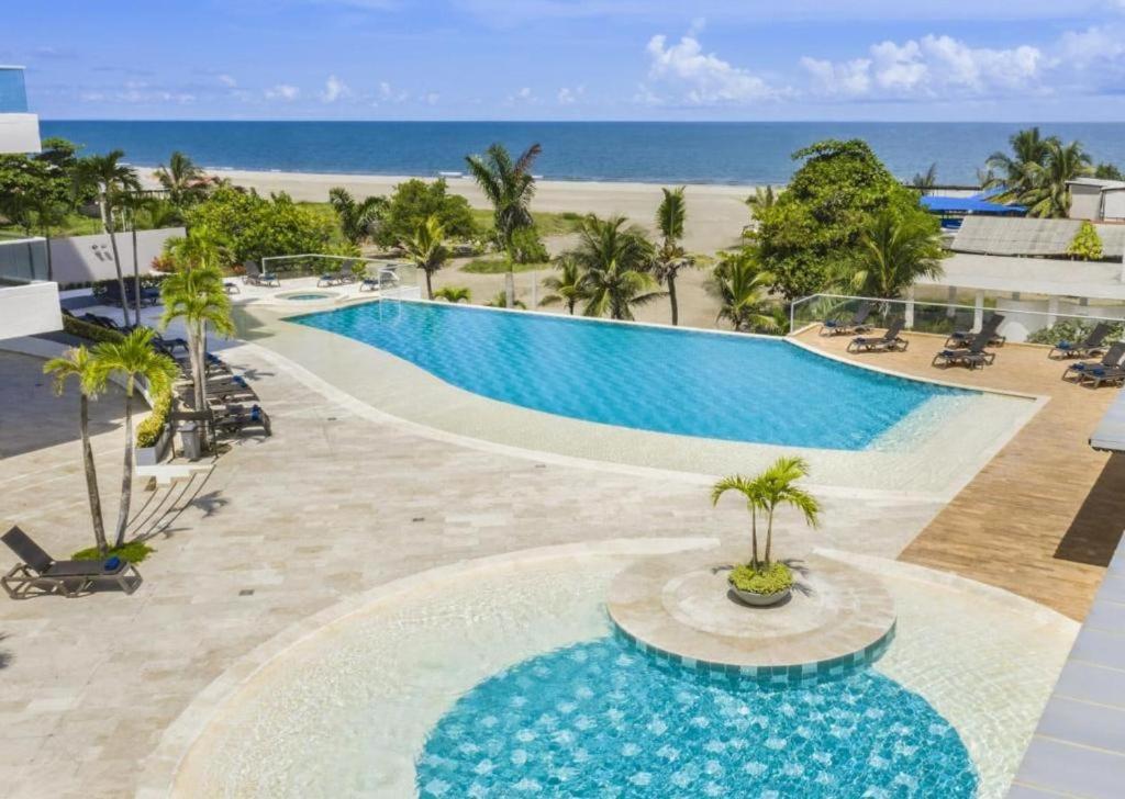 an image of a swimming pool at the beach at Apartamento dentro del Hotel Sonesta Cartagena, aprovecha estar en lo mejor de MORROS in Cartagena de Indias