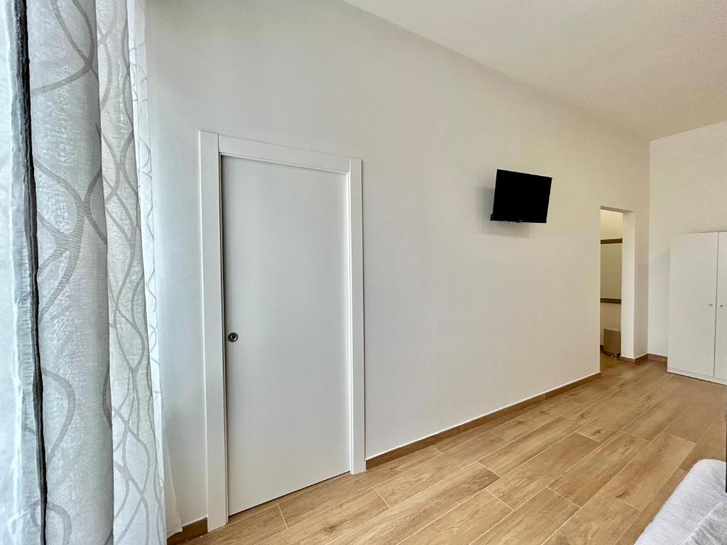 TV a/nebo společenská místnost v ubytování NAPOLATION B&B - Centro Storico