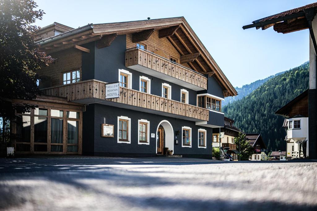 Nespecifikovaný výhled na hory nebo výhled na hory při pohledu z hostelu