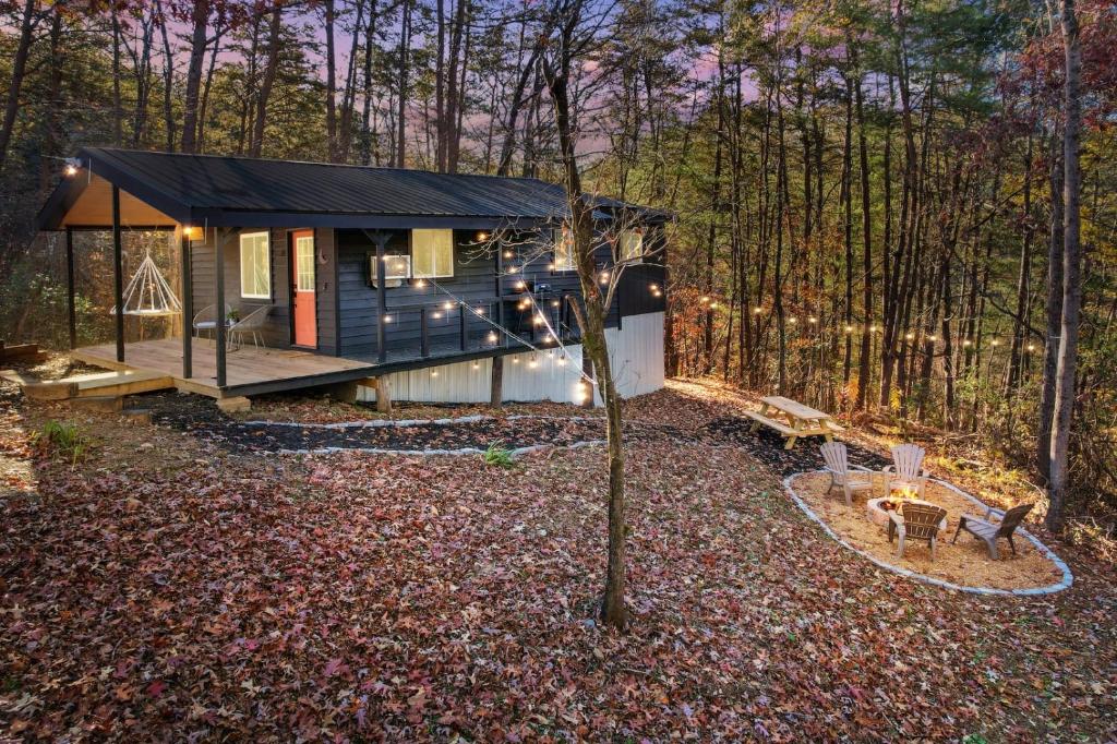 Taman di luar Moonrise Retreat with Spa Fire Pit 8 min to Town