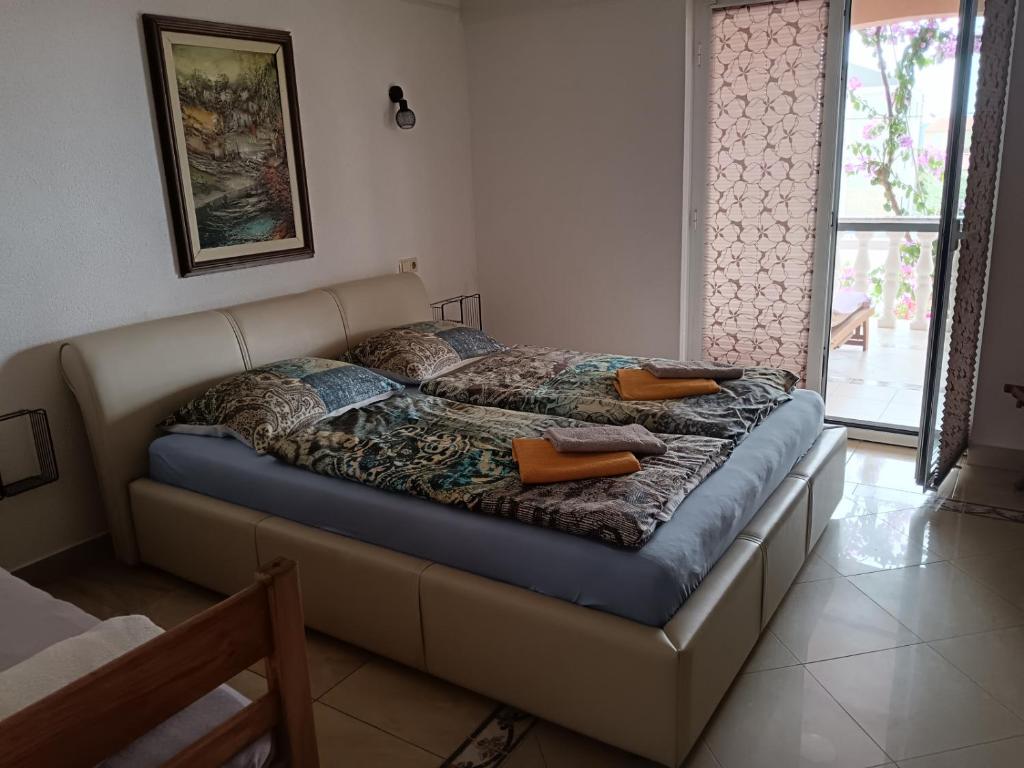 Łóżko lub łóżka w pokoju w obiekcie Apartment in Biograd na Moru with Terrace, Air conditioning, Wi-Fi, Dishwasher (4818-2)
