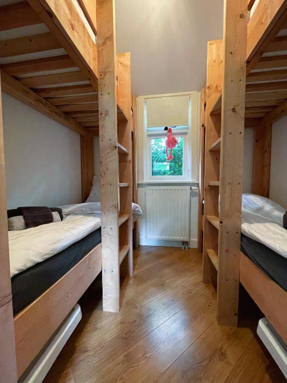 Een bed of bedden in een kamer bij FELICITY - Family Home in the forest