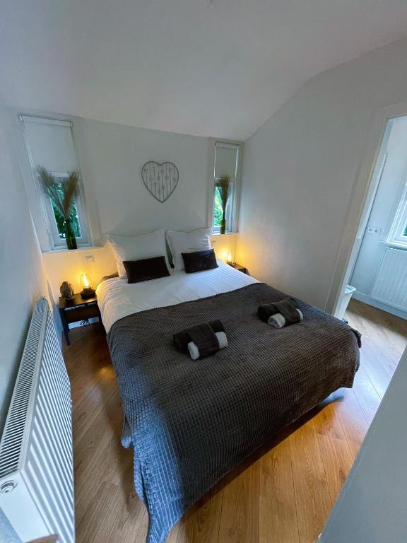 Een bed of bedden in een kamer bij FELICITY - Family Home in the forest