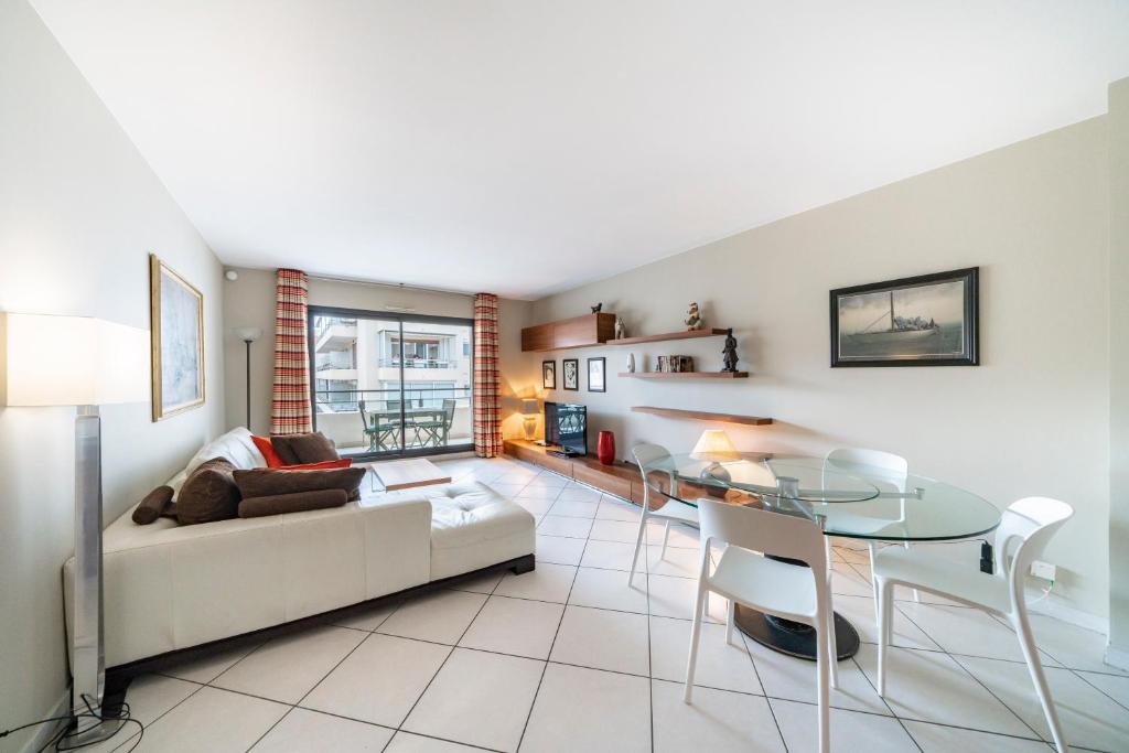 Posezení v ubytování Jardin Florian, 8/10 rue Victor Cousin, Cannes