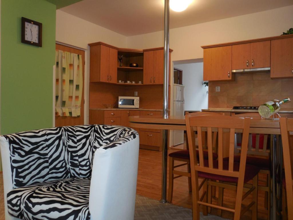Malá Veleň的住宿－Apartment Blehovi，厨房以及带桌子和沙发的用餐室。