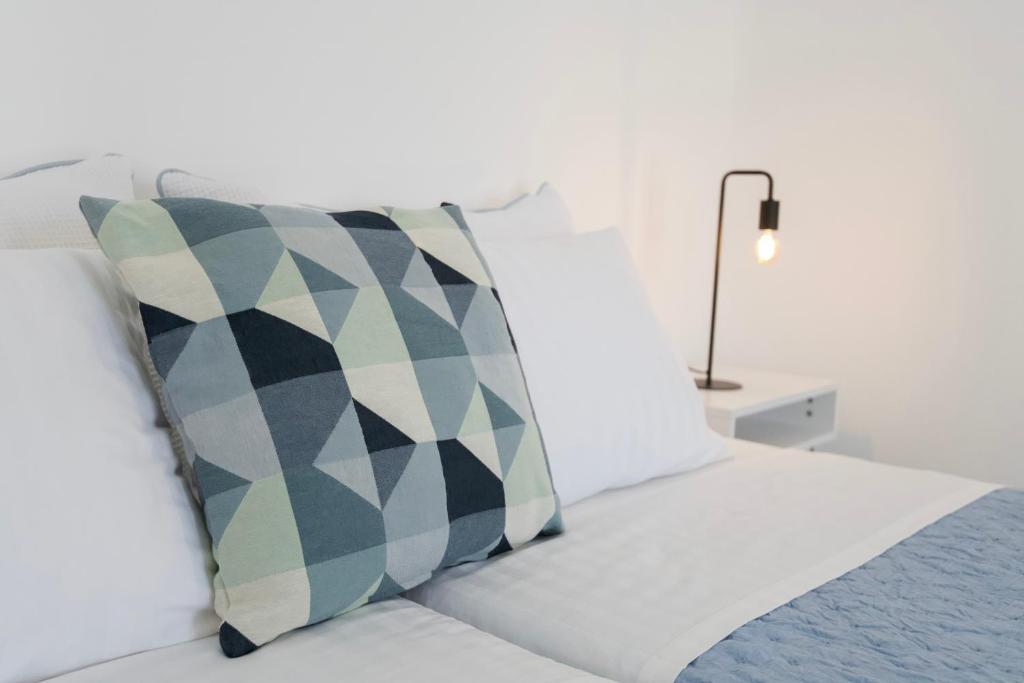 Postel nebo postele na pokoji v ubytování Alexander Suites