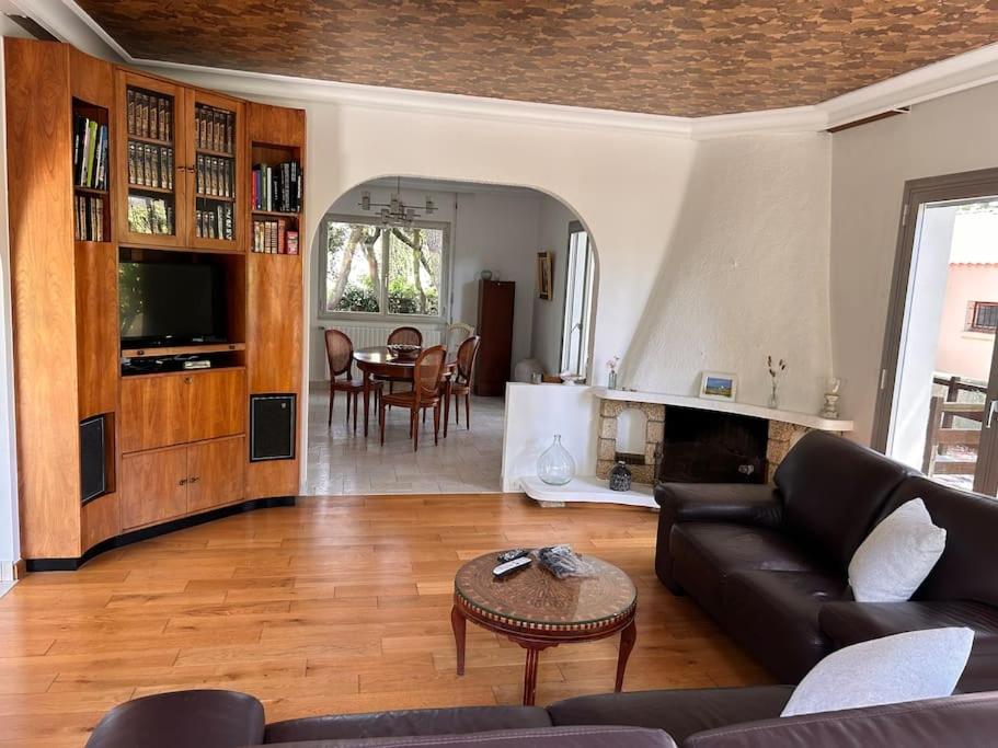 un salon avec un canapé et une table dans l'établissement Maison à 10 min à pied de la Plage, à Jard-sur-Mer