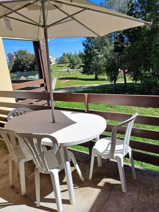 - une table, 2 chaises et un parasol sur la terrasse couverte dans l'établissement l'été en montagne 6 places avec accès piscine, à Ax-les-Thermes