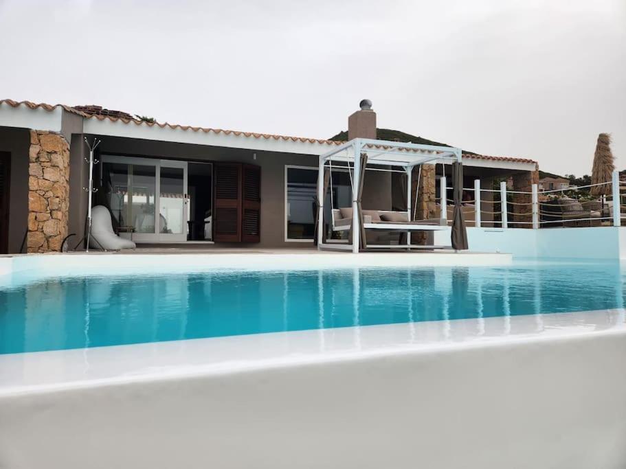 une villa avec piscine devant une maison dans l'établissement Villa Rosi, à Costa Paradiso