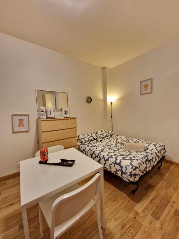Cette petite chambre dispose d'un lit, d'une table et d'un sidx de table. dans l'établissement Le rêveur - proche gare centre, à Reims