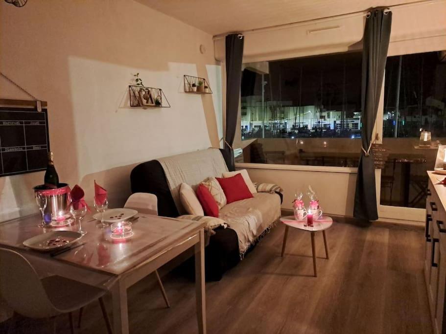 un salon avec un canapé et une table dans l'établissement bord de la mer vue sur le port à leucate, port leucate, à Leucate