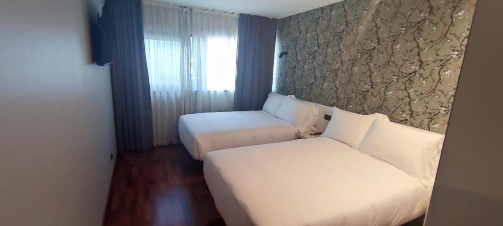 Postel nebo postele na pokoji v ubytování Hotel Apartamentos San Fermín Pamplona