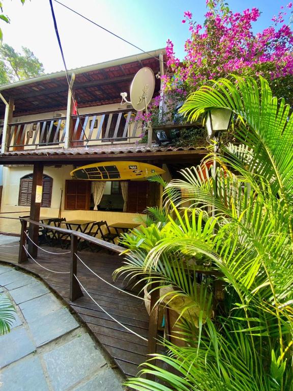 a house with a bunch of plants in front of it at Ilha Grande Trip Economic in Abraão