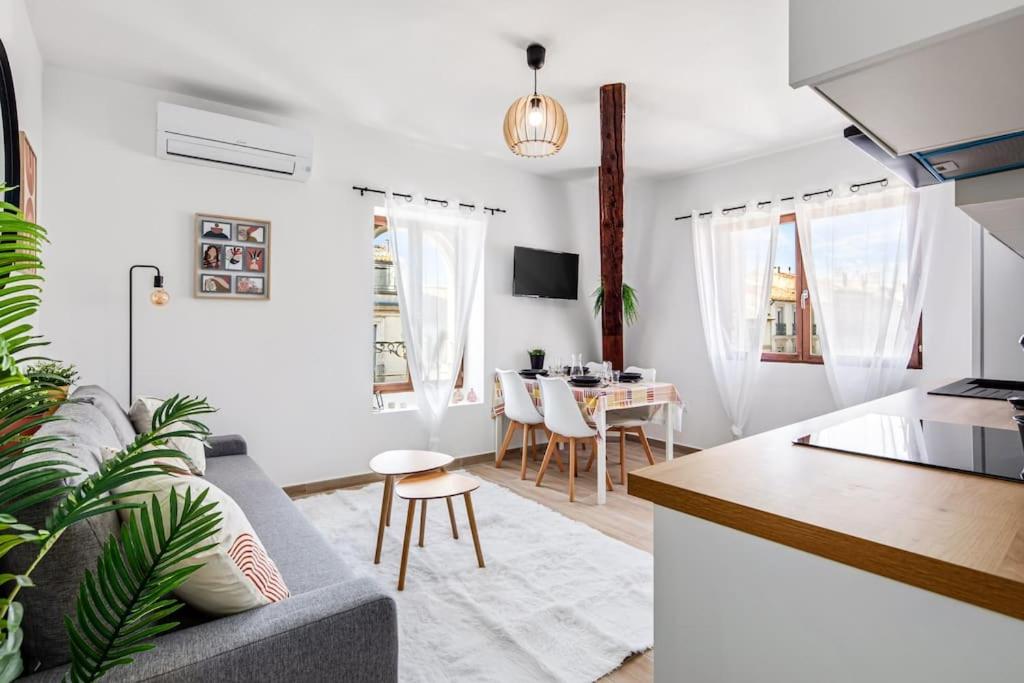 une cuisine et un salon avec un canapé et une table dans l'établissement Charmant T3 - Cosy - Climatisation, à Béziers