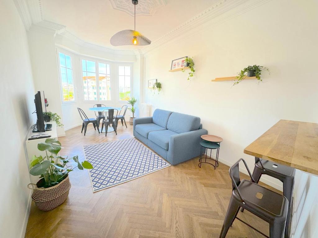 un salon avec un canapé bleu et une table dans l'établissement Cosy T2 Juan Les Pins à 4 min des plages, à Antibes
