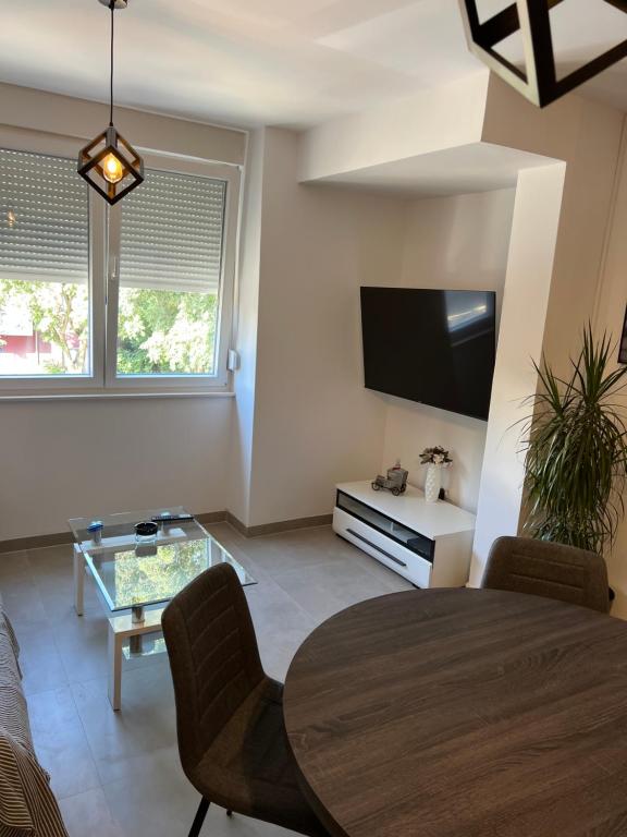 Televízia a/alebo spoločenská miestnosť v ubytovaní Giuseppe DESIGN - Apartment