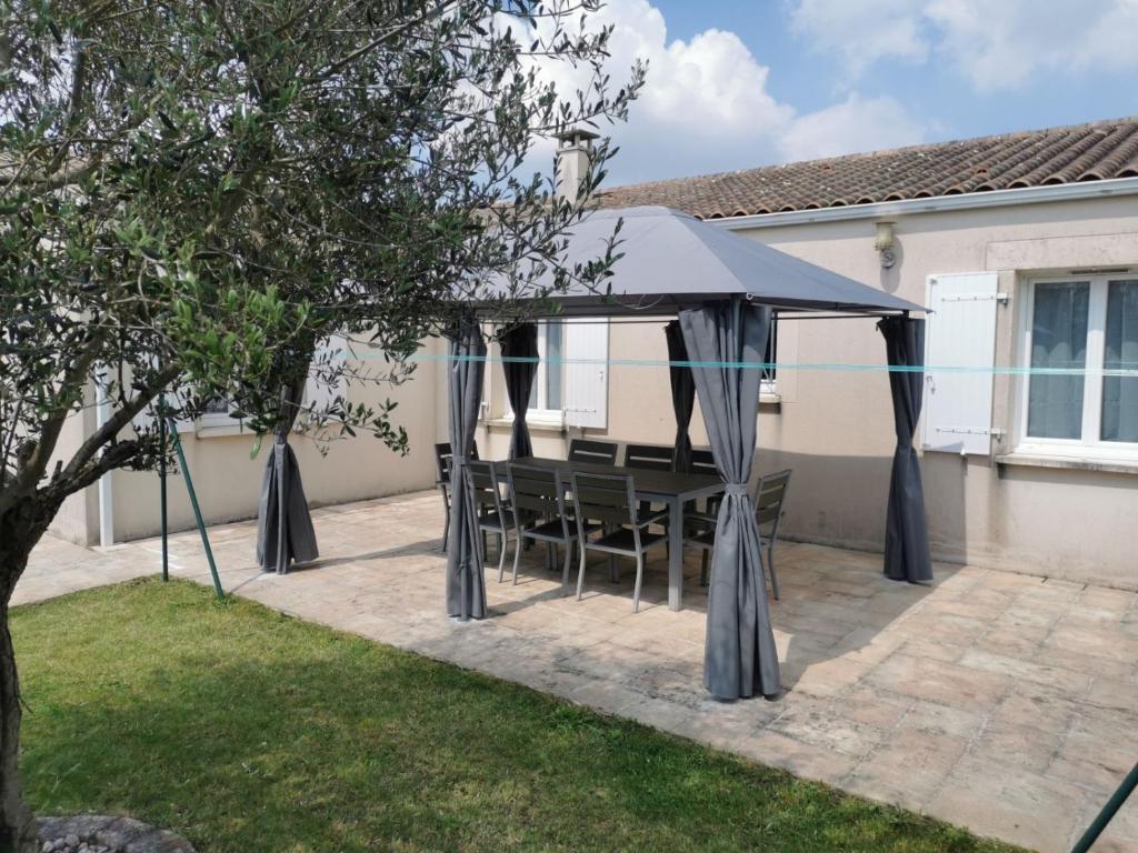 - un kiosque dans l'arrière-cour d'une maison dans l'établissement Maison de la Solinoise, à Sainte-Soulle