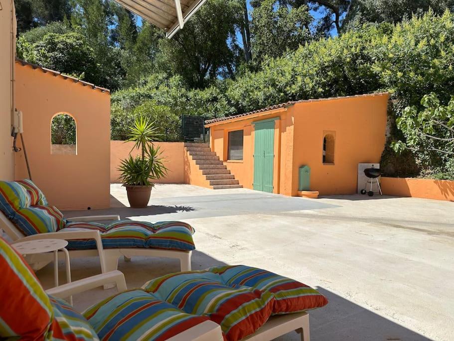 un groupe de chaises assises sur une terrasse dans l'établissement Ollioules, au coeur de la pinède, proche de la mer, à Ollioules