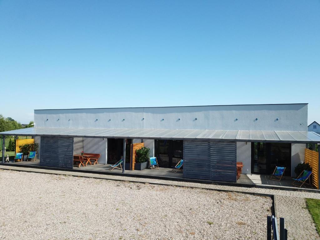 une maison sur la plage avec un toit dans l'établissement U Adama i Ewy, à Gąski