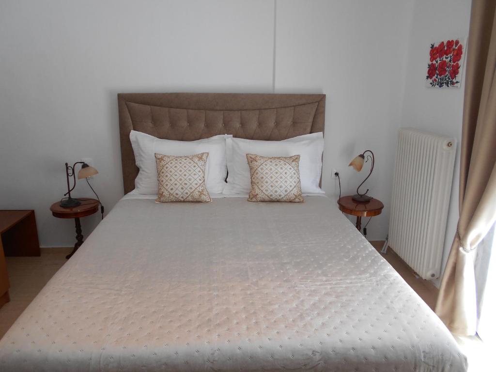 a bedroom with a large white bed with pillows at Pepi Cozy in Alexandroupoli