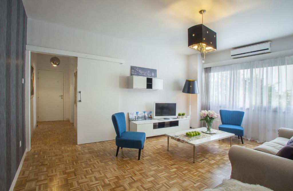 Omerou Apartment في نيقوسيا: غرفة معيشة مع أريكة وطاولة