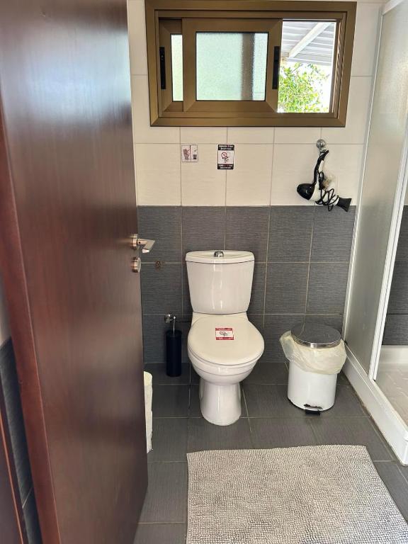 Koupelna v ubytování Extremely comfy apt with spacious private terrace 10min walk to the beach & in Town
