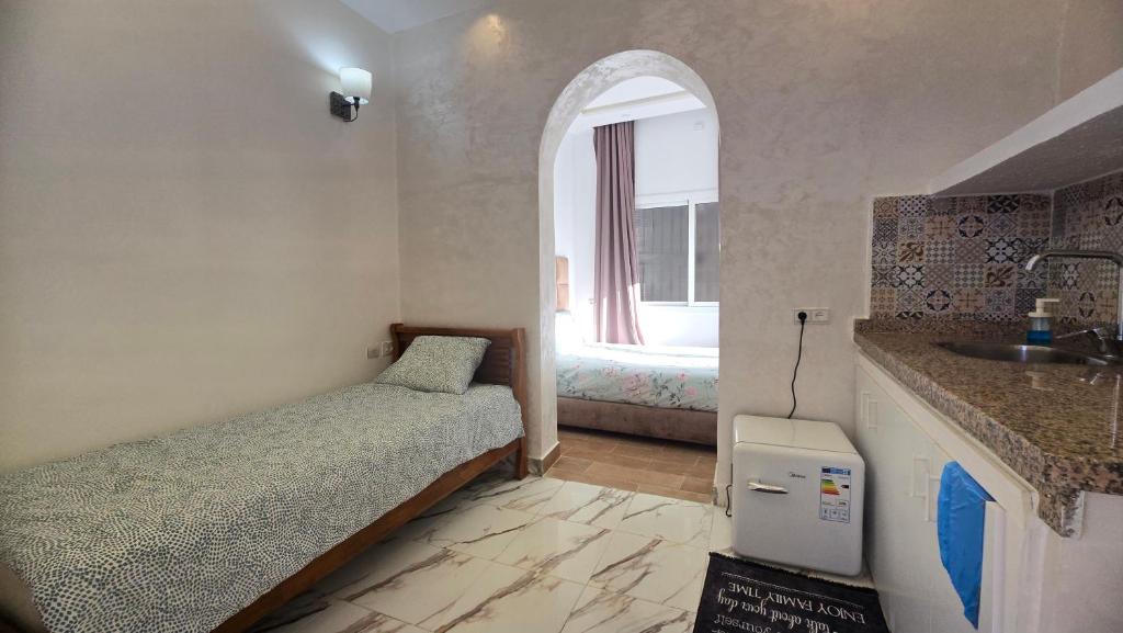 Postel nebo postele na pokoji v ubytování DAR EL CADI -Quaa Assrasse-