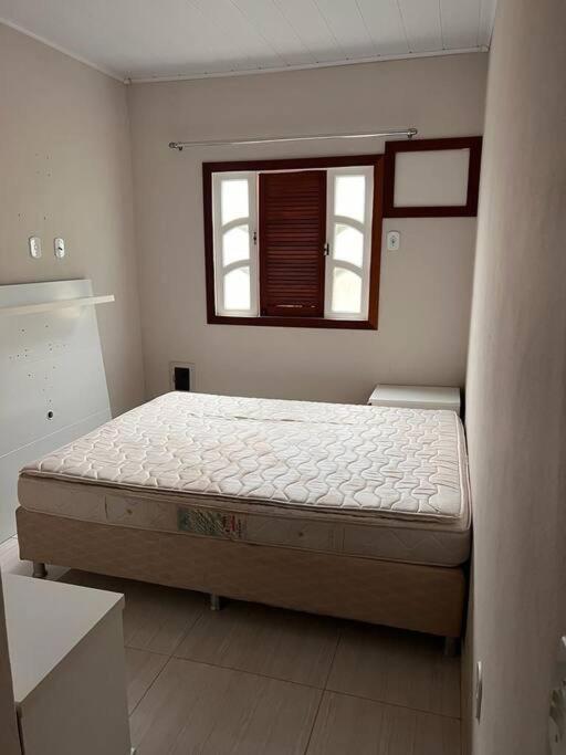 Postel nebo postele na pokoji v ubytování chalé das montanhas em condomínio