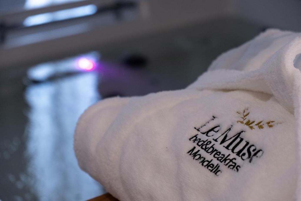 a towel with the words les miserables written on it at B&B Le Muse in Mondello