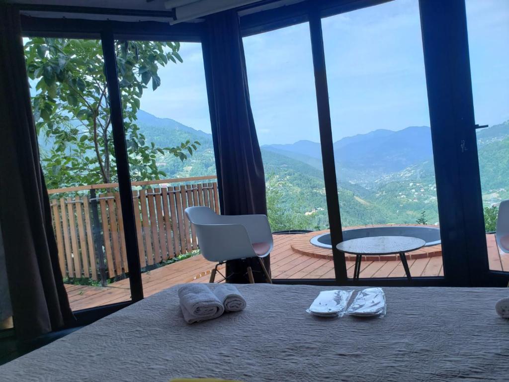 Nespecifikovaný výhled na hory nebo výhled na hory při pohledu z luxury tent