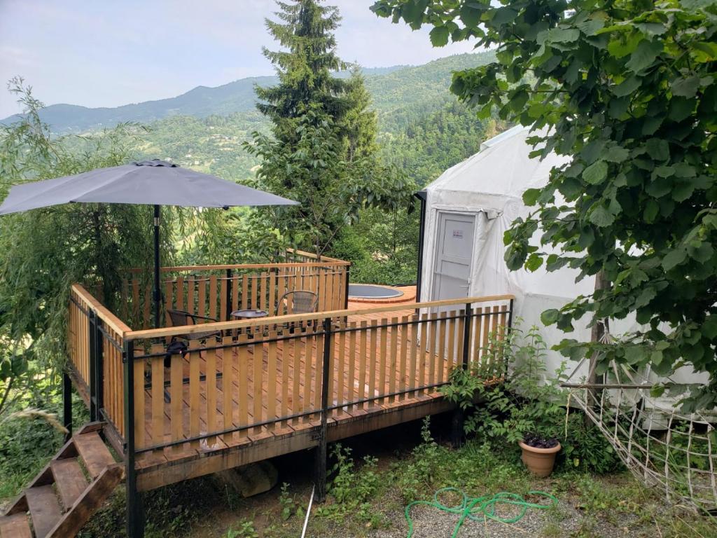 Nespecifikovaný výhled na hory nebo výhled na hory při pohledu z luxury tent