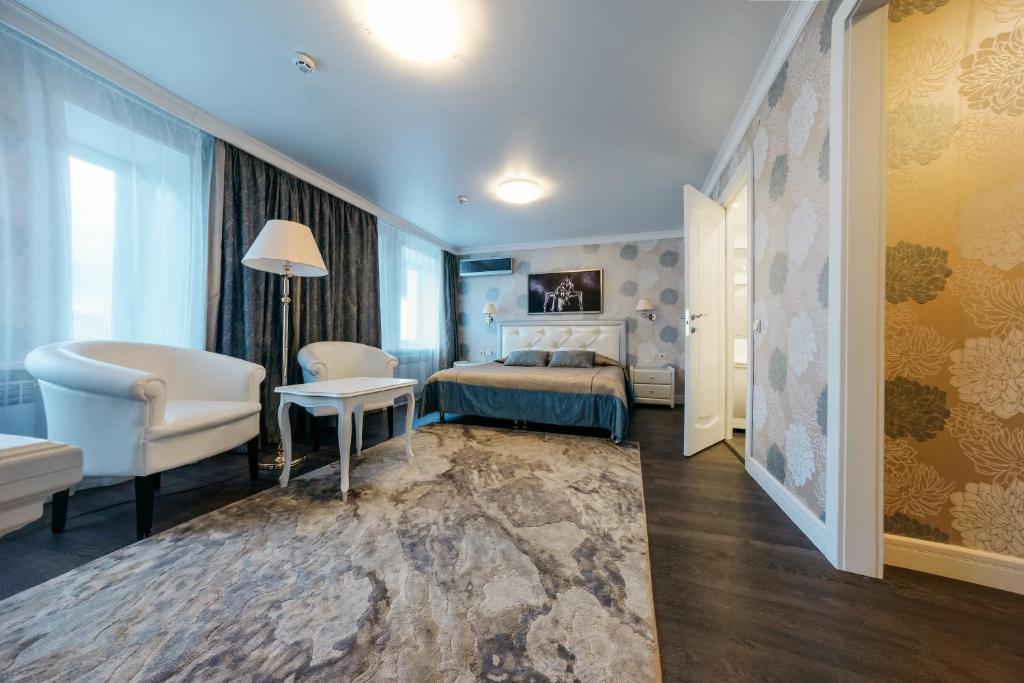 1 dormitorio con 1 cama, 1 mesa y 1 silla en Hotel Volga, en Tver