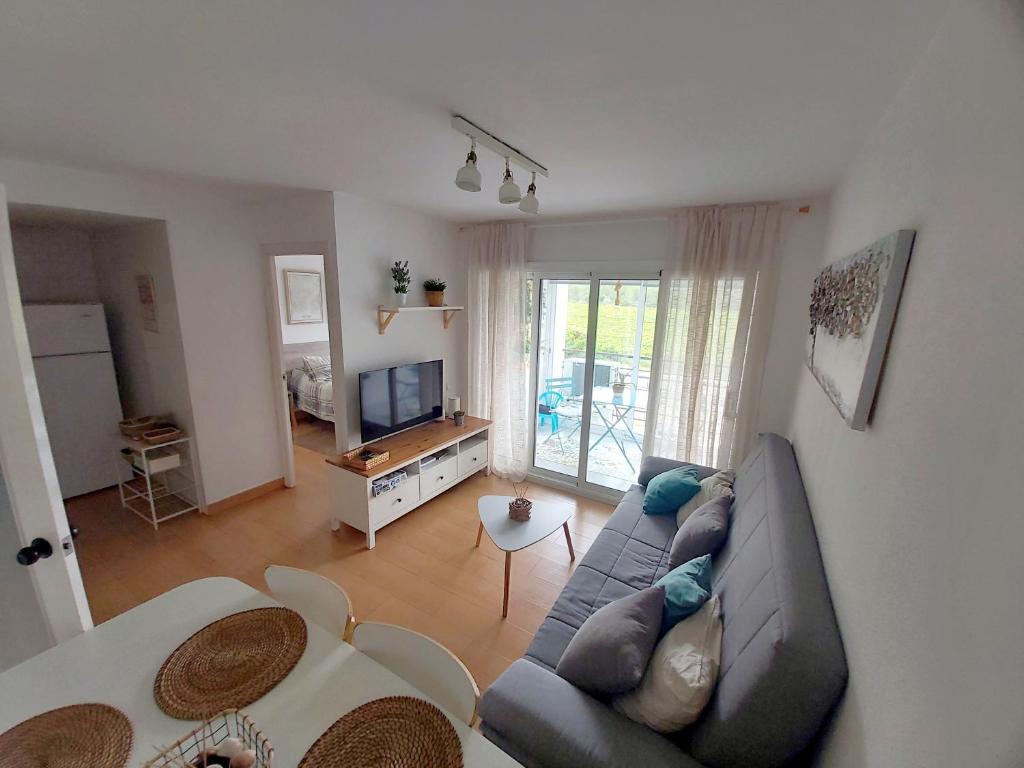 TV a/nebo společenská místnost v ubytování Apartamento a 300 mts de la playa, 25 minutos de Port Aventura y 50 de Barcelona
