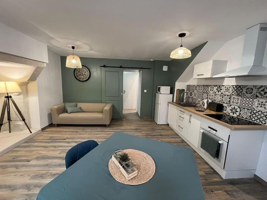 une cuisine et un salon avec une table et un canapé dans l'établissement Escapade Plouhatine, à Plouha