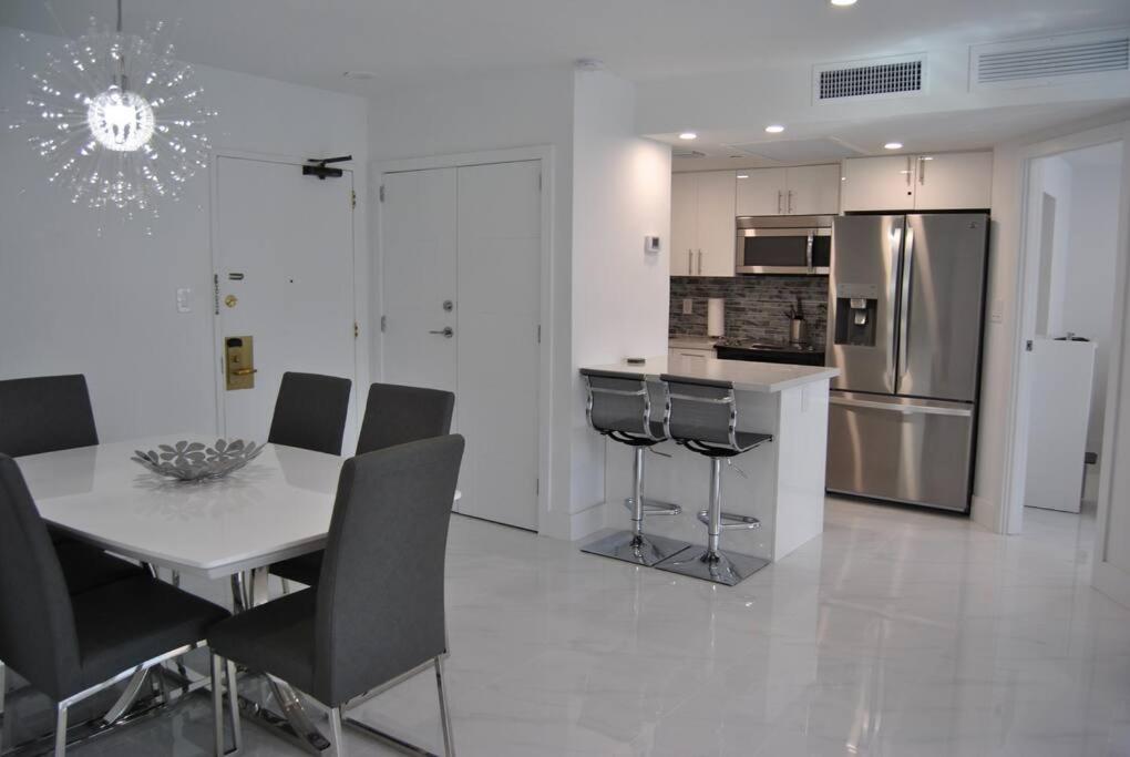 O bucătărie sau chicinetă la Luxury Beachfront 3 Bedroom Miami Beach Condo,
