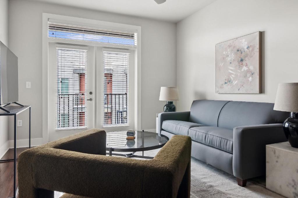 Hotel Kasa NoDa Charlotte, a living room with a couch and a table at Kasa NoDa Charlotte in Charlotte