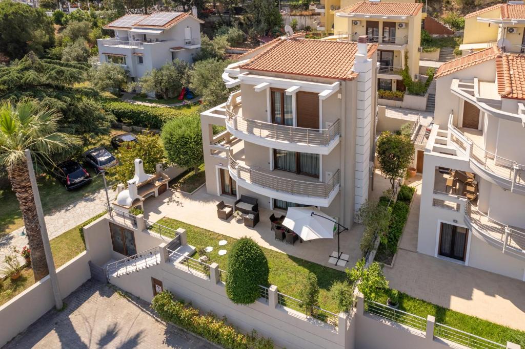 una vista aérea de una casa en ILIOS Luxury Apartment, en Nea Iraklitsa