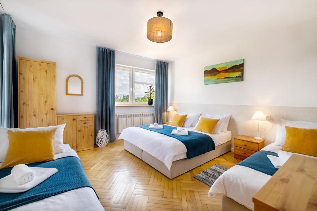 Postel nebo postele na pokoji v ubytování Villa Beskidzka 100 - SAUNA & BALIA z Jacuzzi Widok na góry i jezioro żywieckie