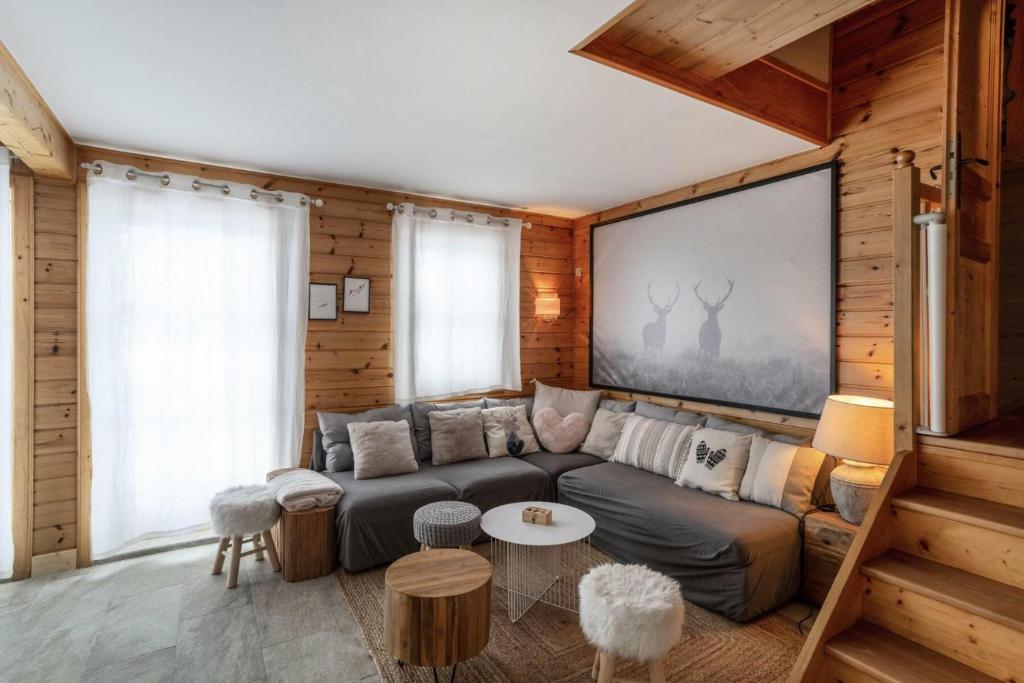 un salon avec un canapé et une table dans l'établissement Les Chalets de Flaine Hameau - maeva Home - Chalet 5 Pièces 10 Personnes - Exclusive MAE-0944, à Flaine
