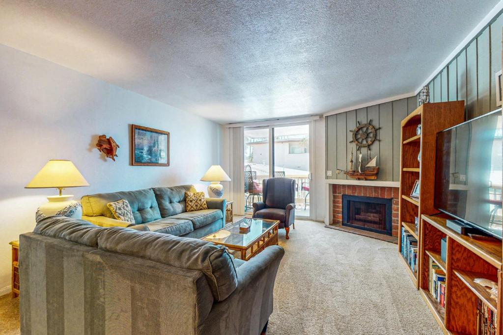 Χώρος καθιστικού στο Breakwater Escape A 200 - Spacious Condo with BBQ grill, board games, and fireplace