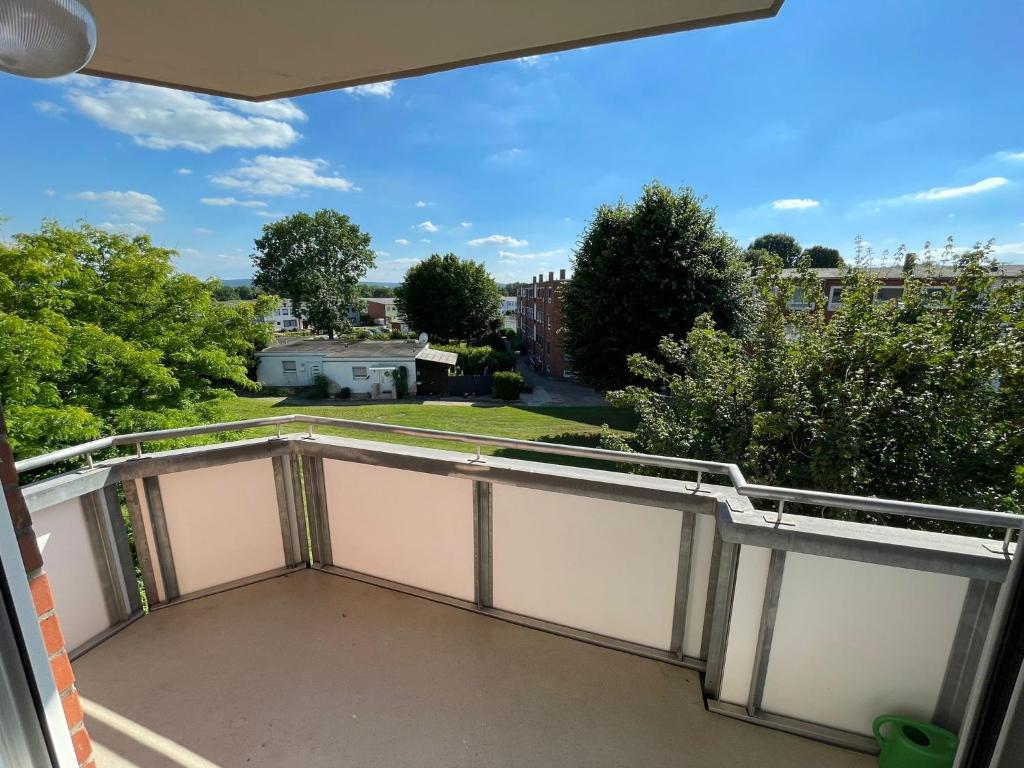 a balcony with a view of a yard at Apartment - für Monteure und Familien in Salzgitter