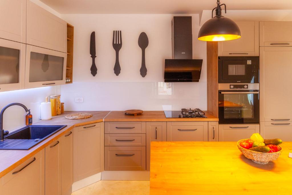 Kuchyň nebo kuchyňský kout v ubytování Holiday Home Prevolt