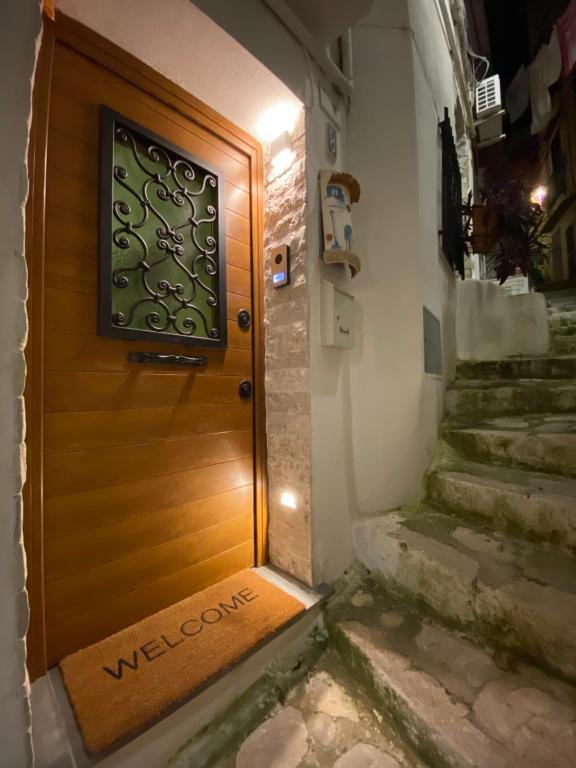 a wooden door with a welcome sign on the doorstep at Il Sogno di Sperlonga in Sperlonga