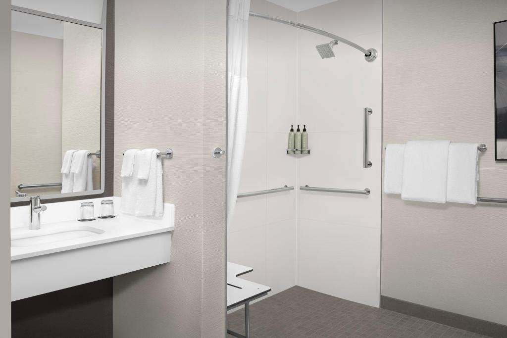 Koupelna v ubytování Courtyard by Marriott Portland Tigard