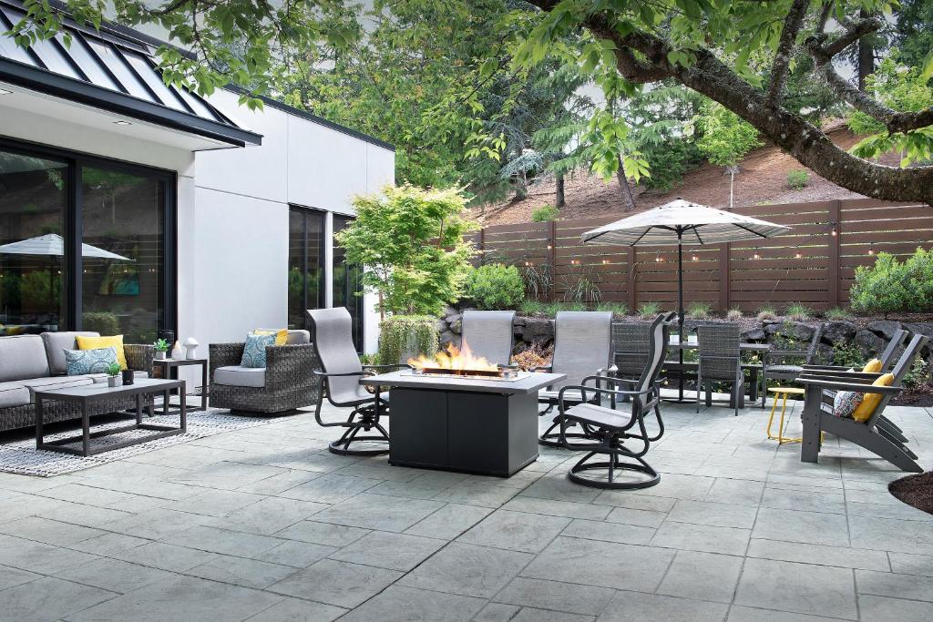 Posezení v ubytování Courtyard by Marriott Portland Tigard