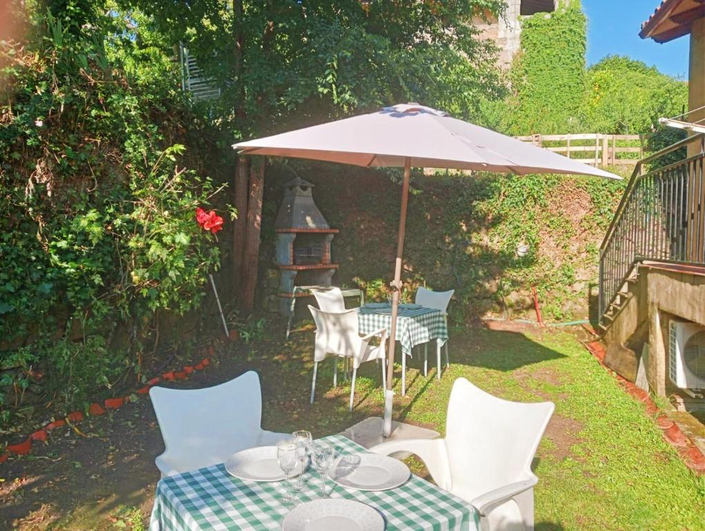 Vonkajšia záhrada v ubytovaní Apartamentos & Casa Rural Boada con Jardin Interior y Barbacoa