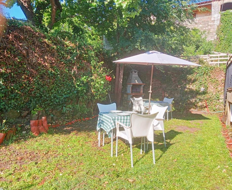 Vonkajšia záhrada v ubytovaní Apartamentos & Casa Rural Boada con Jardin Interior y Barbacoa