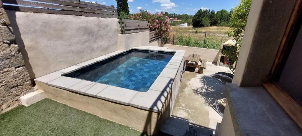 Bazén v ubytovaní Gîte avec Piscine Proche de Carcassonne alebo v jeho blízkosti