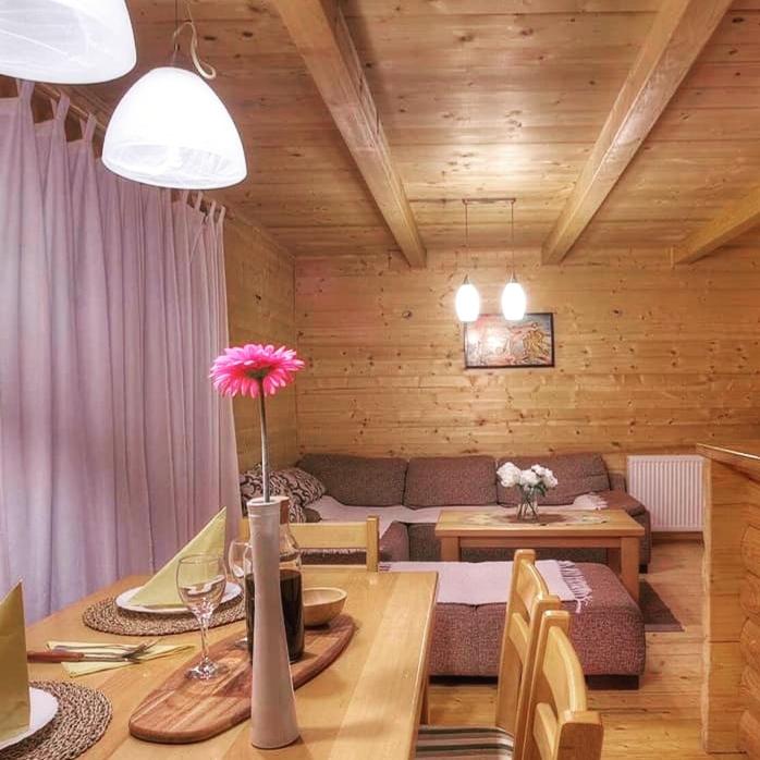 Prostor za sedenje u objektu API komora Zlatibor